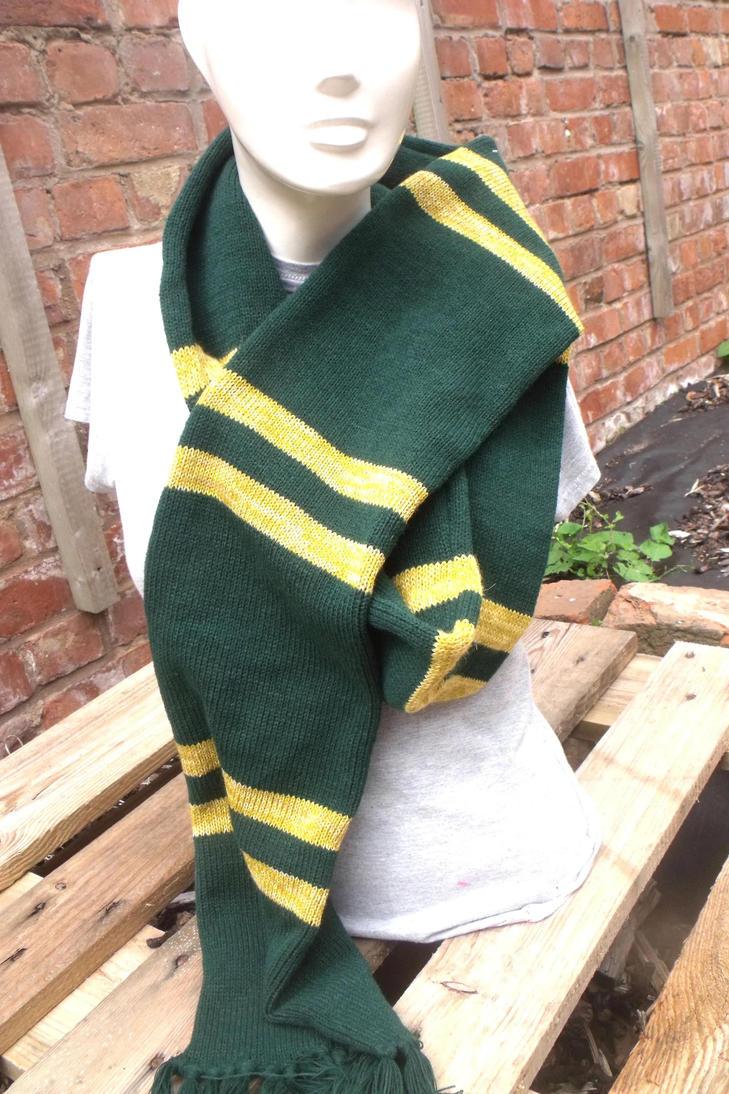 Harry Potter and the wizarding world, Holyhead Harpies Quidditch team scarf